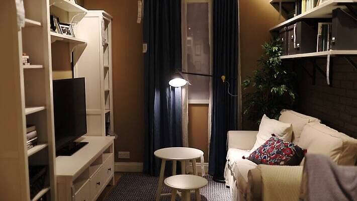 식물 라이프스타일 벽 가구 거실 건축양식 창문 베개 탁자 부동산 휴식 영국 잉글랜드 선반 바닥 아파트 주택 실내 앉기 성인 사람없음 내부 건물 장식 책 빛 인테리어 소파 텔레비전 카펫 방 흰색 램프 커튼 재산 플랫 작음 천장 런던 동영상 스타일 MOV 해외동영상 클립영상 건축물 디자인 건축 유럽 컬러 생활용품 컨셉 의자 침구 모션 조명 사람 생활 금융 전자제품 크기 파일형식