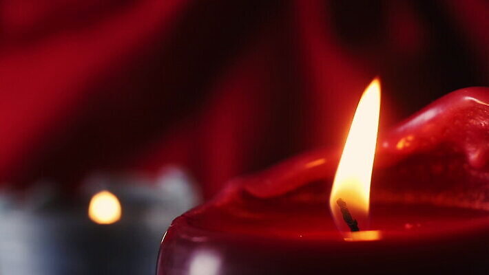 전통 백그라운드 촛불 검은배경 불꽃 아이디어 이벤트 사람없음 장식 빨간색 빛 반짝임 파티 축제 어둠 침묵 황혼 축하 영혼 야간 심볼 신성 빛망울 연소 광 MOV 해외동영상 클립영상 자연요소 컬러 컨셉 초 모션 불 검은색 소리 일몰 동영상 파일형식