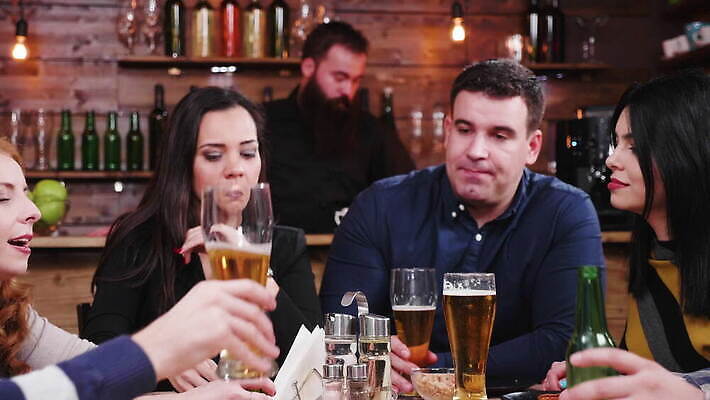 백인 라이프스타일 여자 남자 행복 음료 데이트 유리 탁자 휴가 맥주 피자 함께함 실내 대화 미소 웃음 사람 성인 사람없음 내부 친구 파티 식당 우정 모임 축하 알코올 칵테일 바 그룹 야간 저녁 먹기 토스트 유흥 4K MOV 해외동영상 슬로모션 클립영상 자연요소 서양인 감정 빵 가구 컨셉 관계 모션 재질 주류 패스트푸드 서양음식 촬영기법 표정 말하기 이벤트 생활 상점 동영상 파일형식