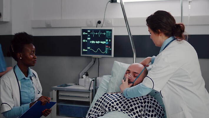 얼굴 건강 병원 가면 마스크 약 건강관리 모니터 검은색 방 고통 환자 간호사 의사 하트 침대 긴급 도움 호흡기관 맥박 호흡 질병 간호 확인 감시 병실 산소 거짓말 넣기 돌봄 바이탈 코로나바이러스 4K MOV 해외동영상 클립영상 모양 감정 컬러 가구 컨셉 의학 모션 관리 신체부위 컴퓨터 의료진 장기_의학 원소 바이러스 동영상 파일형식