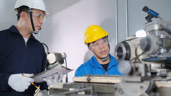 백인 직업 산업 안경 상의 유니폼 2 비즈니스 공장 성공 협력 노동자 직장 가면 설명 안전 사람 동양인 두명 힘 기계 장비 업무 수비 기술자 엔지니어 제조 보호 안전모 헬멧 토론 시설 경영자 정비공 공학 유지 경영 제어 프로젝트 코로나바이러스 4K MOV 해외동영상 클립영상 서양인 잡화 옷 교육 컨셉 회사 공업 모션 인종 작업 바이러스 안전장비 보호장비 리더 동영상 파일형식