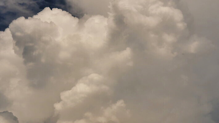 구름 컬러 백그라운드 자연 하늘 날씨 풍경 사람없음 야외 가로 여름 파란색 빛 햇빛 태양 뷰티 우주 환경 흰색 전원 분위기 장면 천국 솜털 스카이라인 내추럴 오존 적란운 천창 유일 타임랩스 MOV 해외동영상 클립영상 자연요소 계절 컨셉 촬영기법 전기에너지 생태계 동영상 파일형식 구름_자연