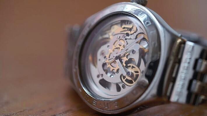 손 디자인 시계 비즈니스 팔찌 유리 미래 기술 선물 사람없음 유행 금속 검은색 시간 원형 재산 클래식 고급 우아함 은색 손목 손목시계 스위스 다이얼 골 마감 부티크 분 전용 철강 MOV 해외동영상 클립영상 도형 유럽 컬러 컨셉 장신구 재질 신체부위 금융 동영상 파일형식