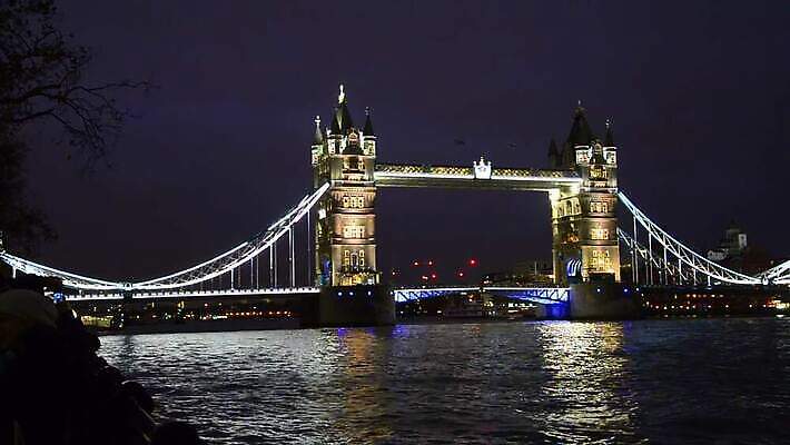 여행 건축양식 하늘 영국 잉글랜드 사람없음 물 파란색 강 탑 어둠 황혼 도시 역사 야간 큼 심볼 런던 스카이라인 도개교 랜드마크 템스강 MOV 해외동영상 클립영상 자연요소 건축물 건축 유럽 컬러 일몰 다리_건축물 크기 동영상 파일형식