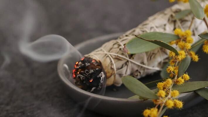 전통 요가 휴식 사람없음 치료 미국 화목 고요 마법사 약재 흰색 원주민 연기 약초 샌들 신비 인도인 청소 허브 향신료 명상 보따리 향기 마법 아로마테라피 연소 세이지 자연요법 초능력 4K MP4 해외동영상 클립영상 외국인 식물 웰빙 컬러 신발 컨셉 북아메리카 의학 동양인 약 풀_식물 아프리카인 냄새 테라피 동영상 향미료 파일형식