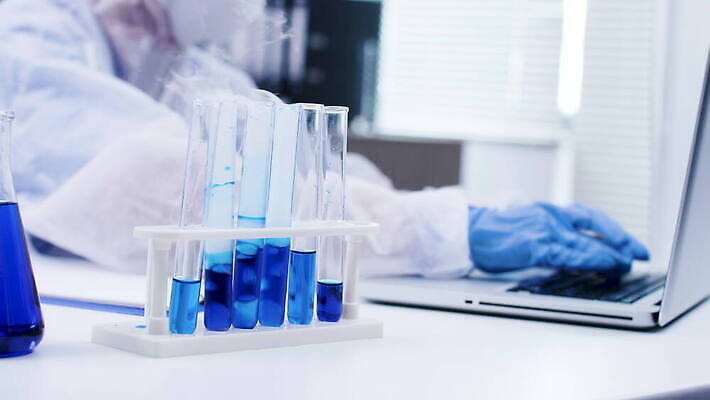 여자 산업 과학 유리 탁자 건강 실험 사람없음 파란색 거품 장비 액체 실험실 연기 천 과학자 플라스크 분석 비커 유리그릇 튜브 공식 원뿔 반응 방법 화학물질 화학자 4K 유체 MOV 해외동영상 클립영상 도형 직업 그릇 컬러 가구 컨셉 재질 실험기구 사람 직물 화학 동영상 학자 파일형식