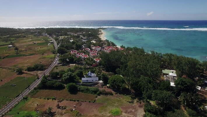 바다 섬 여행 밭 농업 자연 하늘 휴가 주택 안테나 파노라마 사람없음 물 파란색 농경지 만 인도인 빌라 순수 휴양지 장면 타운 스카이라인 석호 항공촬영 드론 모리셔스 수평선 4K MOV 해외동영상 클립영상 자연요소 외국인 산업 뷰포인트 컬러 컨셉 통신 촬영기법 동양인 건물 농장 장소 도시 생태계 동영상 파일형식