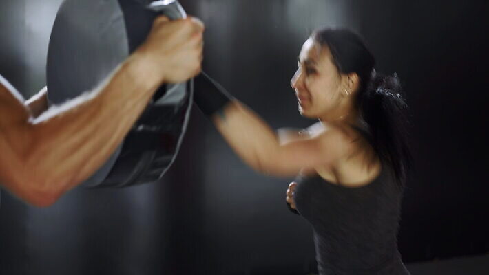 백인 커플 여자 남자 무기 스포츠 포즈 장갑 운동화 2 교실 함께함 기술 실내 건강 사람 두명 운동 강사 힘 경쟁 권투 기차 도움 가르침 연습 체육관 싸움 노력 때리기 보유 킥복싱 4K MOV 해외동영상 클립영상 서양인 직업 잡화 교육 육상교통 신발 컨셉 학교 관계 모션 대중교통 내부 격투기 동영상 파일형식