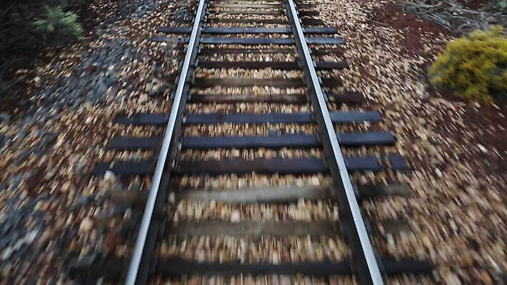 산업 선 여행 곡선 교통시설 모션 거리 풍경 사람없음 초록색 달리기 기찻길 사막 기차 화물 시골 승차 속도 회전 포인트 바둑 통과 선로 HD MOV 해외동영상 클립영상 육상교통 컬러 교통 놀이 대중교통 금융 운송업 시설 동영상 파일형식