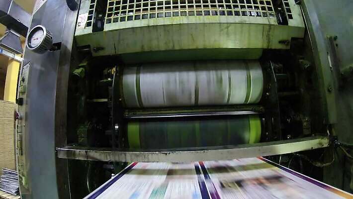 산업 종이 리플렛 컬러 공장 주택 타이포그라피 사람없음 내부 책 쌓기 기계 페인트 장비 기구 공구 역 제조 잡지 인쇄 자주색 드라이어 편지 그림 에메랄드 롤 청록색 언론 얼레 원고 출판 4K MP4 해외동영상 클립영상 문자 공업 교통시설 모션 건물 간행물 도구 미용용품 보석 동영상 파일형식