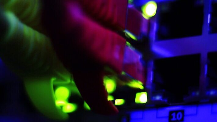 선 컨셉 인터넷 비즈니스 통신 부분 기술 사람없음 파란색 컴퓨터 디지털 자료 장비 정보 그물 네트워크 센터 플러그 전기에너지 연결 접속 속도 전자 철사 시스템 포트 스위치 랜 서버 신발장 인터페이스 네트워킹 MOV 해외동영상 클립영상 컬러 전자제품 에너지 동영상 파일형식