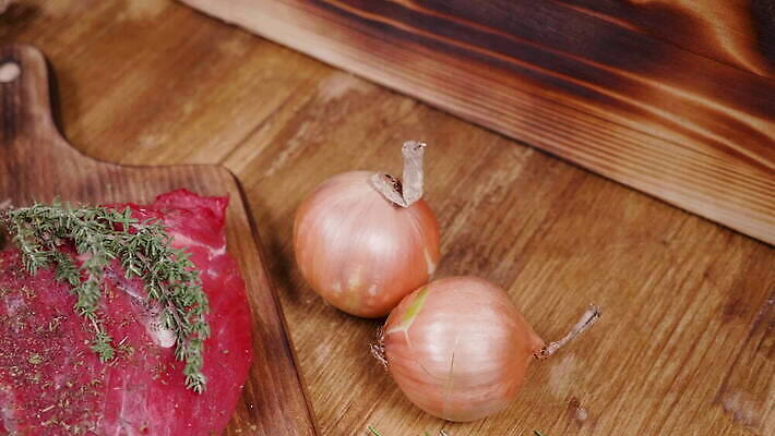 동물 접시 잡화 음식 조각 백그라운드 다이어트 채소 양파 건강 마늘 육류 돼지고기 스테이크 요리 비프스테이크 사람없음 빨간색 주방 식당 식사 당근 소고기 신선 혈액 그릴 바비큐 자르기 날것 슬라이스 후추 로즈메리 내추럴 단백질 식용 4K MOV 해외동영상 클립영상 식기 컬러 식재료 모션 주방용품 뿌리채소 서양음식 상점 허브 향신료 동영상 영양소 파일형식