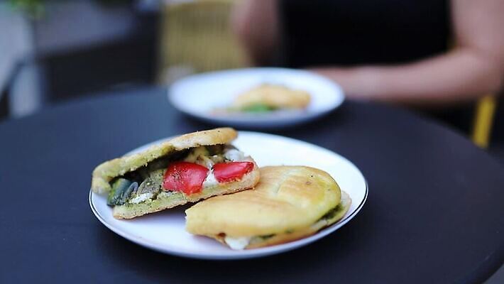 접시 음식 빵 백그라운드 토마토 채소 재료 영국 잉글랜드 치즈 패스트푸드 샌드위치 건강 요리 사람없음 초록색 식사 이탈리아 샐러드 시골 신선 뜨거움 맛 그릴 아침식사 상추 만취 유기농 슬라이스 브런치 토스트 레시피 동영상 점심식사 모짜렐라치즈 채식주의자 카프레제 맛있는 MOV 해외동영상 클립영상 식기 웰빙 유럽 컬러 컨셉 주방용품 유제품 인스턴트 채식 술취함 파일형식