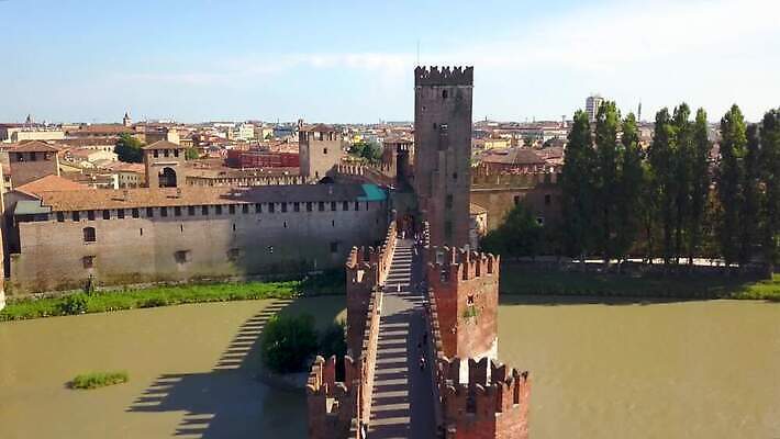 유럽 문화 벽 여행 건축양식 지붕 주택 안테나 파노라마 풍경 사람없음 건물 물 여름 강 도시풍경 성당 교회 탑 이탈리아 골동품 바위 도시 센터 중세 역사 옥상 타운 드론 랜드마크 로마인 베로나 보호구역 옛날 4K MOV 해외동영상 클립영상 자연요소 건축물 계절 건축 나라 통신 종교건축 촬영기법 인종 돌_바위 동영상 구역 파일형식