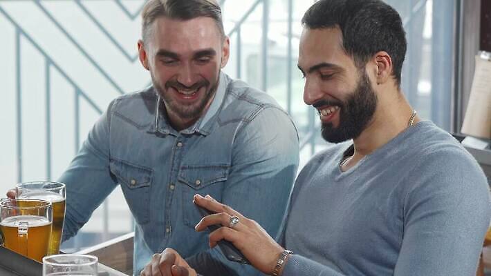 라이프스타일 여자 남자 음료 인터넷 통신 유리 모바일 세포 맥주 함께함 실내 두명 친구 스마트폰 핸드폰 파티 디지털 식당 저녁식사 우정 카페 알코올 도시 바 그룹 어플리케이션 연결 계산대 무선전화기 고객 스마트 점심식사 소셜미디어 4K MOV 해외동영상 클립영상 컨셉 관계 재질 주류 사람 이벤트 내부 생활 전자제품 스마트기기 상점 식사 전화기 동영상 파일형식