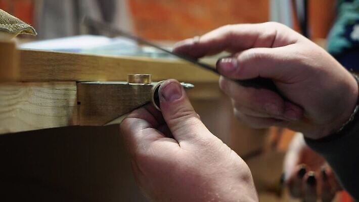 백인 직업 손 디자인 산업 장신구 공장 불 불꽃 노동자 기술 관리 창조 빛 금속 장비 공구 반지 잡기 업무 작업실 황금 고급 수리 제조 은색 상품 보석 만들기 다이아몬드 고정 닦기 판화 공예가 백금 MOV 해외동영상 클립영상 자연요소 서양인 컬러 컨셉 공업 모션 재질 미술 신체부위 도구 작업 광석 동영상 파일형식