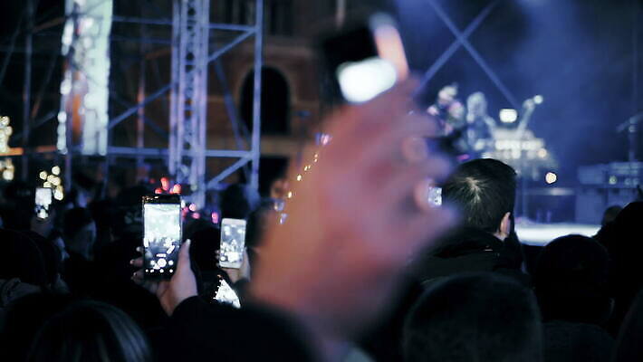 라이프스타일 손 행복 음악 새로움 새해 기념 사람 건물 장식 빛 스마트폰 핸드폰 청춘 파티 축제 콘서트 무대 춤 도시 악단 부채 그룹 센터 군중 야간 연도 DJ 클럽 쇼 동영상 크리스마스이브 생존 유흥 4K MOV 해외동영상 클립영상 자연요소 건축물 감정 컨셉 크리스마스 문화예술 이벤트 생활 신체부위 전자제품 스마트기기 공연 파일형식