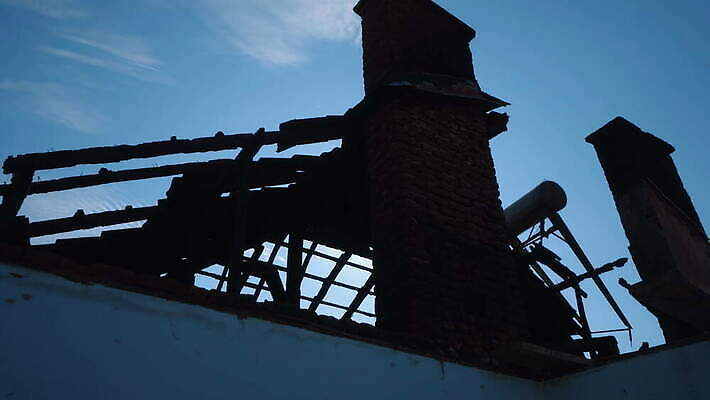 백그라운드 건축양식 창문 불 주택 프레임 사람없음 내부 건물 목재 검은색 어둠 손상 방 긴급 뜨거움 구출 연기 위험 소방관 사건 벽난로 숯 주인 보험 그런지 깨짐 석탄 옛날 재 재앙 적자 파멸 화상 4K MOV 해외동영상 클립영상 자연요소 나무 건축물 건축 컬러 컨셉 재료 도움 상처 구조원 소방 동영상 파일형식 소멸