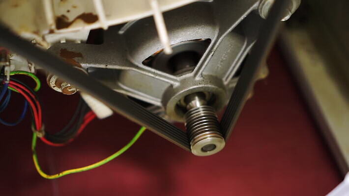 가사 부분 모션 놀이 사람없음 내부 금속 기계 손상 운전 덮개 벨트 흰색 원형 수리 씻기 빨래 진동 서비스 속도 눈금 드럼 세탁기 엔진 정비공 동영상 모터 깨짐 돌리기 베어링 철강 MOV 해외동영상 클립영상 도형 잡화 컬러 컨셉 재질 타악기 청결 가전제품 뚜껑 기술자 파일형식