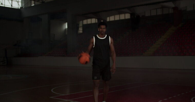 직업 1 라이프스타일 남자 유럽 스포츠 포즈 백그라운드 유니폼 공 놀이 농구 실내 건강 한명 서기 사람 성인 내부 운동복 운동 바구니 검은색 힘 게임 잡기 결심 집중 근육질 동영상 법정 심각 어려움 운동가 튕기기 플레이어 4K MOV 해외동영상 클립영상 옷 나라 컬러 컨셉 모션 근육 생활 구기 몸매 파일형식