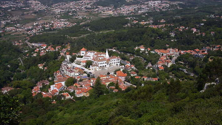 유럽 여행 건축양식 파노라마 풍경 사람없음 건물 도시풍경 정원 도시 성 역사 포르투갈 폐허 장면 타운 스카이라인 랜드마크 신트라 4K MOV 해외동영상 클립영상 건축물 건축 나라 촬영기법 동영상 파일형식