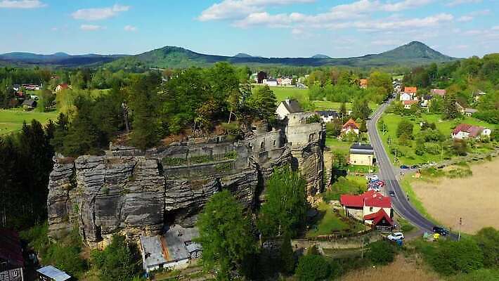 유럽 건축양식 자연 하늘 파노라마 풍경 사람없음 야외 건물 초록색 관광지 골동품 바위 연못 성 중세 역사 재산 숲 체코 북쪽 사암 천연기념물 항공촬영 공화국 랜드마크 보헤미아 조감도 4K MP4 해외동영상 클립영상 건축물 건축 나라 뷰포인트 컬러 여행 촬영기법 금융 돌_바위 방향 생태계 동영상 파일형식