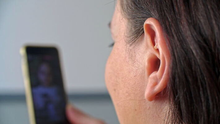 손 여자 음악 컨셉 신체 통신 모션 건강 대화 한명 사람 스마트폰 핸드폰 소리 외침 듣기 정보 잡기 연결 피부 귀 오디오 청각 소문 영상통화 지능 채팅 4K MOV 해외동영상 클립영상 1 문화예술 말하기 신체부위 전자제품 스마트기기 통화 동영상 파일형식