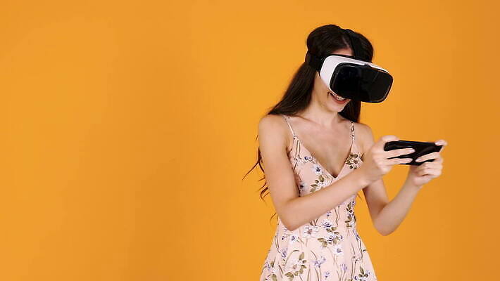 여자 행복 산업 안경 과학 오렌지 관계 놀이 미래 고글 주택 기술 실내 가면 사람 사람없음 컴퓨터 노란색 머리 3D 헤드폰 기쁨 장비 게임 체험 사이버 흥분 전자 동영상 혁명 게이머 가상 가상현실 인터랙티브 현실 4K MOV 해외동영상 클립영상 잡화 감정 컬러 음향기기 컨셉 과일 내부 건물 신체부위 전자제품 디지털합성 파일형식