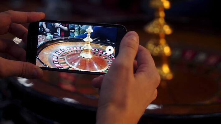 라이프스타일 이동 돈 공 모션 놀이 탁자 성공 모바일 사람없음 빨간색 스마트폰 핸드폰 숫자 게임 우승 바퀴 행운 재산 고급 도박 위험 전화기 카지노 기회 룰렛 중독 돌리기 라스베가스 승자 잭팟 플레이어 4K MOV 해외동영상 클립영상 문자 컬러 가구 컨셉 생활 금융 전자제품 스마트기기 최고 동영상 파일형식