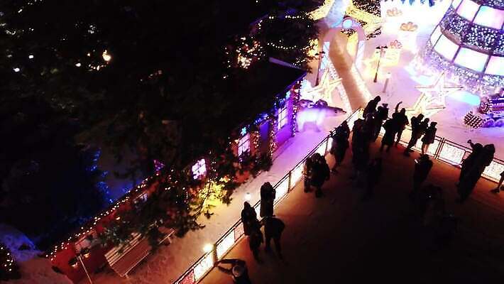 나무 전통 디자인 행복 여행 백그라운드 크리스마스 겨울 가족 자동차 휴가 새해 거리 사람 사람없음 야외 장식 빛 크리스마스트리 걷기 축제 축하 도시 정상 야간 저녁 12월 정사각형 네온 타운 빛망울 드론 랜드마크 카자흐스탄 4K 알마티 MP4 해외동영상 클립영상 자연요소 도형 식물 계절 기념일 감정 아시아 육상교통 컨셉 관계 모션 날짜 동영상 파일형식