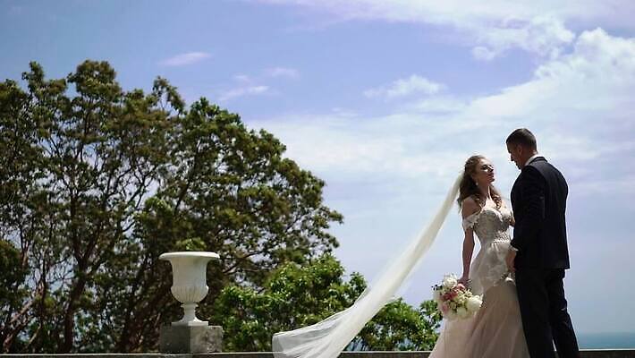 백인 커플 드레스 여자 남자 물결 바다 신랑 결혼 이동 신혼부부 포옹 자연 결혼식 바람 키스 사랑 야외 두명 물 여름 귀여움 맑음 만남 흰색 축하 가운 바둑 베일 MOV 해외동영상 슬로모션 클립영상 자연요소 서양인 부부 옷 계절 감정 컬러 컨셉 관계 안기 놀이 날씨 촬영기법 사람 이벤트 애정표현 생태계 신혼 동영상 파일형식