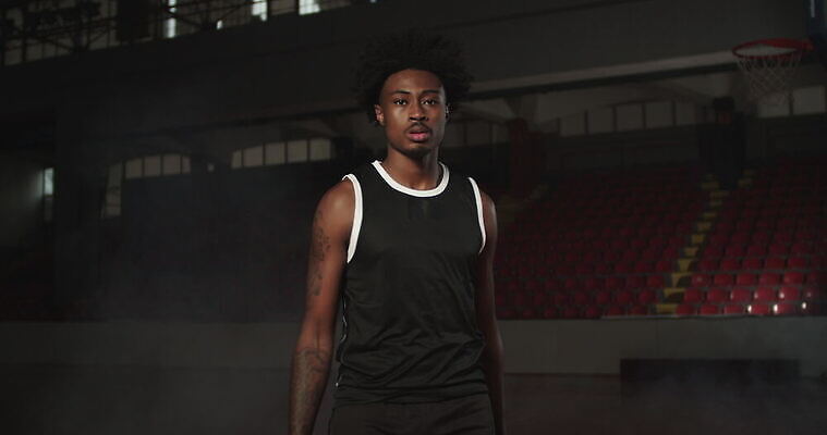 직업 1 라이프스타일 남자 유럽 스포츠 포즈 백그라운드 유니폼 공 놀이 농구 실내 건강 한명 서기 사람 성인 내부 운동복 운동 바구니 검은색 힘 게임 잡기 결심 집중 근육질 동영상 법정 심각 어려움 운동가 튕기기 플레이어 4K MOV 해외동영상 클립영상 옷 나라 컬러 컨셉 모션 근육 생활 구기 몸매 파일형식