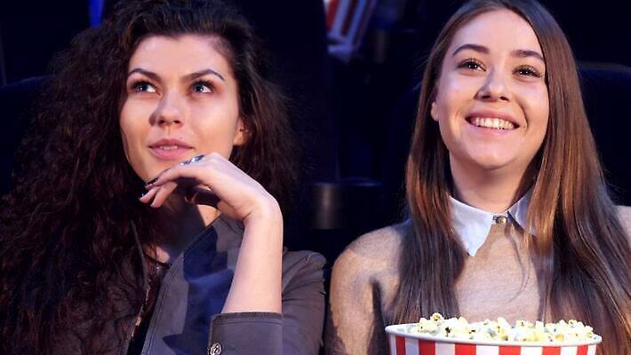 백인 응시 여자 음식 컨셉 2 의자 응원 실내 미소 앉기 성인 두명 빨간색 빛 기댐 어둠 기쁨 관찰 홀 닫기 영화관 극장 양동이 필름 영화 즐거움 호기심 팝콘 턱 공유 동의 4K MOV 해외동영상 클립영상 서양인 시선 감정 컬러 가구 모션 문화예술 표정 사람 내부 공간 동영상 파일형식