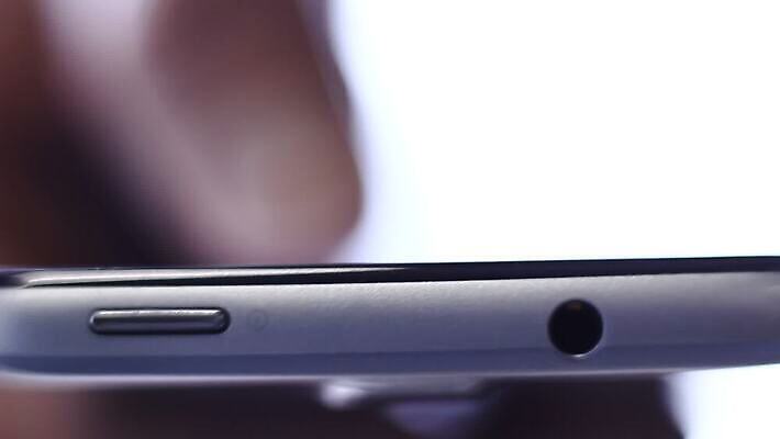 직업 손 남자 문화 음악 통신 손가락 탁자 모바일 기술 사람 사람없음 야외 핸드폰 글로벌 디지털 스크린 공백 장비 터치 흰색 잡기 닫기 미끄러짐 연결 플라스틱 무선전화기 전화기 스마트 전자 블루투스 고립 깨짐 아이폰 MOV 해외동영상 클립영상 컬러 가구 컨셉 모션 재질 문화예술 신체부위 전자제품 스마트폰 동영상 파일형식