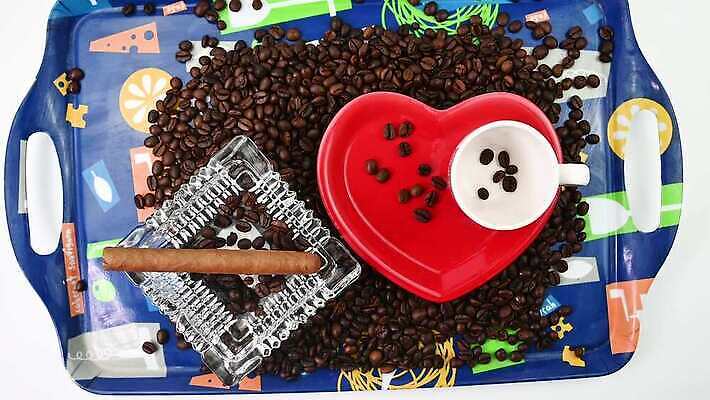 전통 커피 음료 음식 백그라운드 재료 탁자 아침 콩 씨앗 사람없음 컵 농작물 갈색 검은색 어둠 기계 거품 카페 우유 에너지 머그컵 원두 흰색 신선 뜨거움 붓기 맛 아침식사 수증기 낟알 굽기 질감 아로마 향 카푸치노 에스프레소 내추럴 고립 단절 라떼 모카 아라비카 카페인 4K MP4 해외동영상 클립영상 주간 식물 식기 컬러 가구 컨셉 농업 모션 유제품 곡류 상점 식사 구이 동영상 파일형식