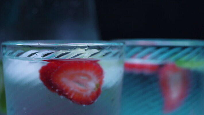 열매 음료 유리 딸기 사람없음 빨간색 물 얼음 추위 마시기 흰색 신선 칵테일 액체 붓기 닫기 맛 플라스틱 민트 묘사 상쾌 보케 냉장고 밀짚 냉각기 토닉 핸드메이드 맛있는 MOV 해외동영상 클립영상 자연요소 식물 감정 컬러 컨셉 과일 모션 재질 주류 가전제품 짚 허브 동영상 파일형식