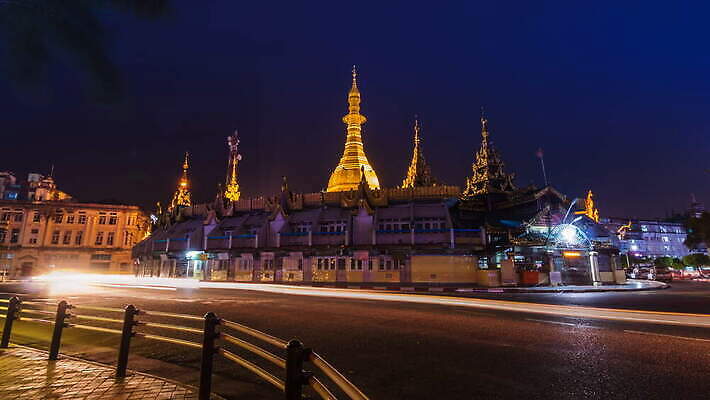 아시아 종교 도로 여행 교통시설 모션 자동차 하늘 거리 사람없음 건물 빛 도시풍경 탑 새벽 도시 사찰 황금 야간 큼 신성 타운 첨탑 랜드마크 미얀마 방법 버마 사리탑 4K 타임랩스 MOV 해외동영상 클립영상 자연요소 건축물 나라 길 육상교통 교통 종교건축 촬영기법 풍경 크기 시설 동영상 파일형식