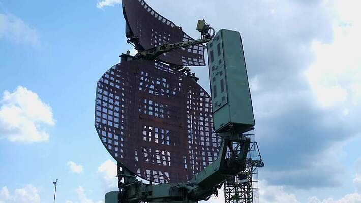 백그라운드 하늘 모바일 안테나 안전 사람없음 여름 미사일 전시회 박물관 군용 회전 감시 육군 짐차 트레일러 레이더 소비에트 4K MOV 해외동영상 클립영상 계절 통신 자동차 군대 전시 동영상 파일형식