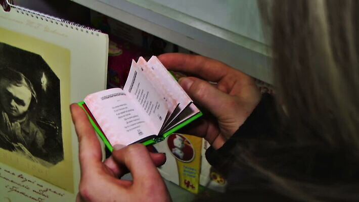 학생 손 응시 교육 종이 문화 텍스트 학교 이야기 사람 책 학습 다이어리 교사 정보 잡기 오픈 도서관 잡지 읽기 교과서 질감 문학 페이지 양장본 팔 사전 설명서 비어있는 MOV 해외동영상 클립영상 직업 시선 모션 교재 신체부위 간행물 사무용품 동영상 파일형식