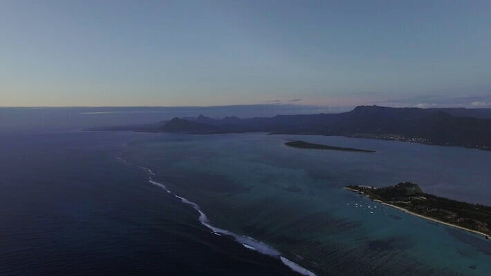 바다 섬 여행 자연 휴가 산 안테나 파노라마 사람없음 초록색 물 파란색 저녁 휴양지 장면 항공촬영 드론 모리셔스 4K MOV 해외동영상 클립영상 자연요소 뷰포인트 컬러 통신 촬영기법 장소 야간 생태계 동영상 파일형식