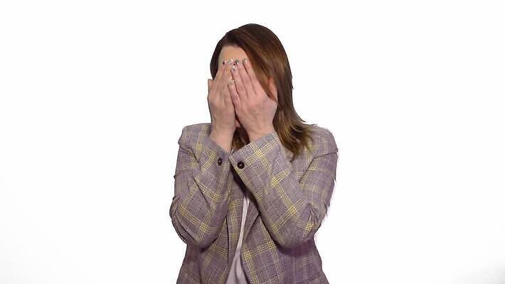 백인 감정 무기 얼굴 백그라운드 비즈니스 스트레스 한명 사람 성인 외침 고통 슬픔 표현 업무 실패 좌절 고독 울음 종업원 눈물 고민 문제 나쁜 고립 고용 우울증 트러블 남용 4K MOV 해외동영상 클립영상 서양인 직업 1 컨셉 표정 신체부위 소리 구직 작업 질병 동영상 채용 파일형식