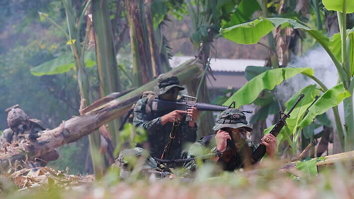 나무 아시아 무기 스포츠 바다 통신 군대 바나나 사람 여러명 야외 초록색 농장 공책 총 자유 네트워크 센터 수술 연기 숲 연결 공격 사이버 연습 라디오 군용 싸움 전쟁 감시 육군 변장 병정 명령 보병 작전 장교 제어 특별함 4K MOV 해외동영상 슬로모션 클립영상 식물 나라 컬러 다수 컨셉 농업 과일 의학 모션 문구용품 촬영기법 치료 전자제품 동영상 파일형식