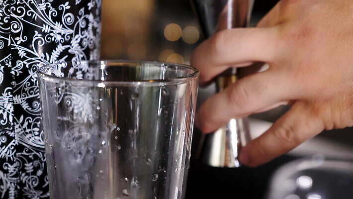 직업 라이프스타일 손 남자 음료 백그라운드 비즈니스 유리 주류 사람 사람없음 물 파티 식당 얼음 축하 알코올 업무 칵테일 바 붓기 우아함 닫기 야간 계산대 클럽 준비 상쾌 만들기 바텐더 보드카 섞기 토닉 유흥 셰이커 4K MOV 해외동영상 클립영상 자연요소 감정 컨셉 모션 재질 이벤트 생활 신체부위 상점 작업 동영상 파일형식