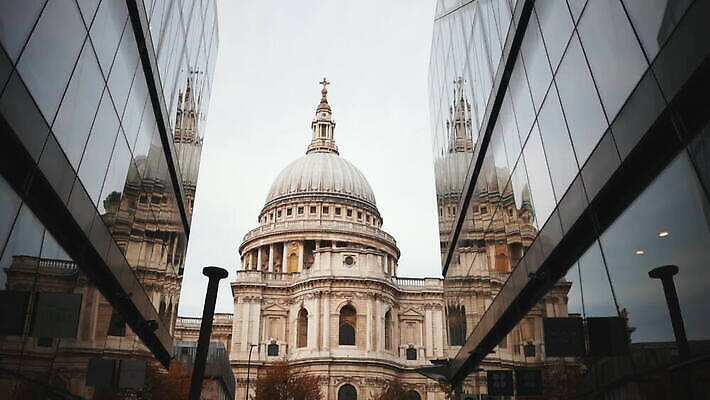 나무 영어 외관 유럽 종교 여행 건축양식 창문 유리 하늘 영국 잉글랜드 사람없음 건물 파란색 뷰티 반사 성당 교회 도시 역사 저녁 런던 동영상 천연기념물 랜드마크 수도권 숭배 MOV 해외동영상 클립영상 식물 문자 건축물 건축 나라 컬러 종교건축 재질 야간 지역 파일형식
