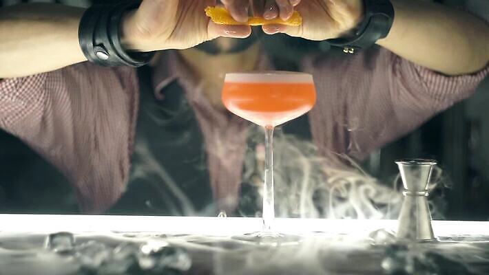 직업 문화 음료 유리 휴가 기념 주류 한명 초록색 파티 식당 얼음 저녁식사 힘 낭만 알코올 칵테일 바 붓기 고급 맛 저녁 수집 레몬 만족 클럽 바텐더 느림 테킬라 토닉 유흥 MOV 해외동영상 클립영상 자연요소 1 감정 컬러 컨셉 과일 모션 재질 사람 이벤트 상점 식사 야간 동영상 파일형식