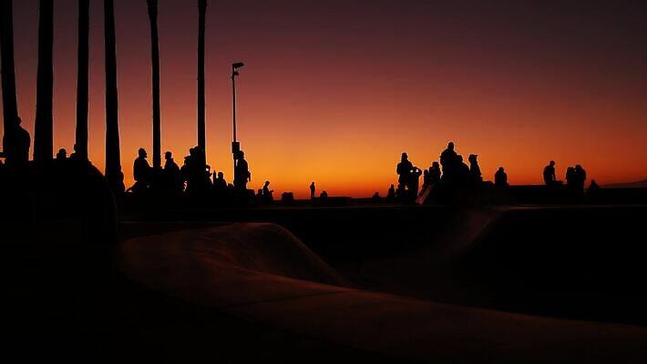 라이프스타일 공원 남자 실루엣 어린이 스포츠 바다 여행 포즈 백그라운드 거리 사람 경사 사람없음 여름 햇빛 점프 미국 일몰 스케이트 스케이트보드 저녁 시원함 연습 캘리포니아 베네치아 스케이터 스케이트장 로스앤젤레스 강렬 스타일 힙스터 카피스페이스 4K 산타모니카 MP4 해외동영상 클립영상 계절 공공시설 패션 스포츠용품 북아메리카 스포츠시설 모션 운동선수 촬영기법 생활 태양 노을 이탈리아 공백 보드_스포츠 야간 동영상 파일형식