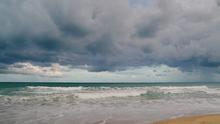 파도 바다 섬 백그라운드 태국 자연 하늘 날씨 휴가 해변 사람없음 야외 관광지 모래사장 햇빛 맑음 서핑 수면 태평양 석호 안다만 파라다이스 푸켓 수평선 4K MOV 해외동영상 클립영상 아시아 여행 물 태양 수상스포츠 생태계 동영상 파일형식