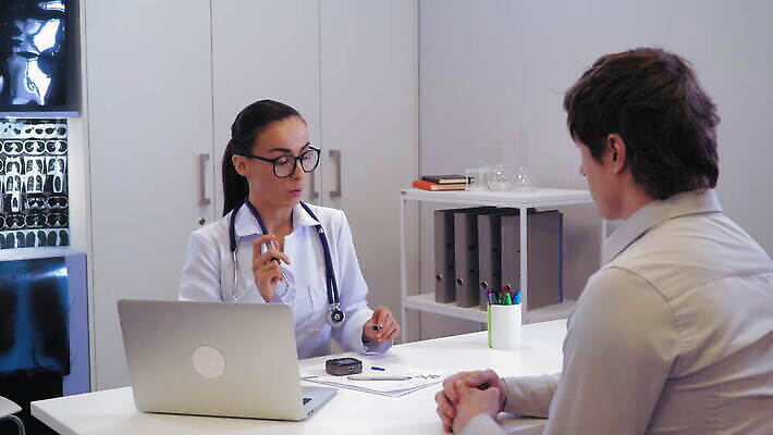 남자 40대 갈색머리 직장 건강 병원 미소 사람 앉기 두명 30대 건강관리 장비 환자 의사 기구 잡기 질병 설탕 측정 확인 보여주기 히스패닉 계량기 당뇨병 포도당 혼혈 4K MOV 해외동영상 클립영상 헤어스타일 중년 회사 의학 모션 표정 관리 장년 의료진 다문화 동영상 파일형식