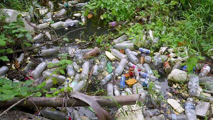 산업 지구 가방 자연 사람없음 야외 쌓기 수영 재활용 손상 행성 오염 지저분함 쓰레기 폐기물 플라스틱 버리기 문제 고물상 생태학 처리 해로움 4K MOV 해외동영상 클립영상 잡화 교육 컨셉 모션 재질 우주 수상스포츠 감각 친환경 생태계 동영상 파일형식