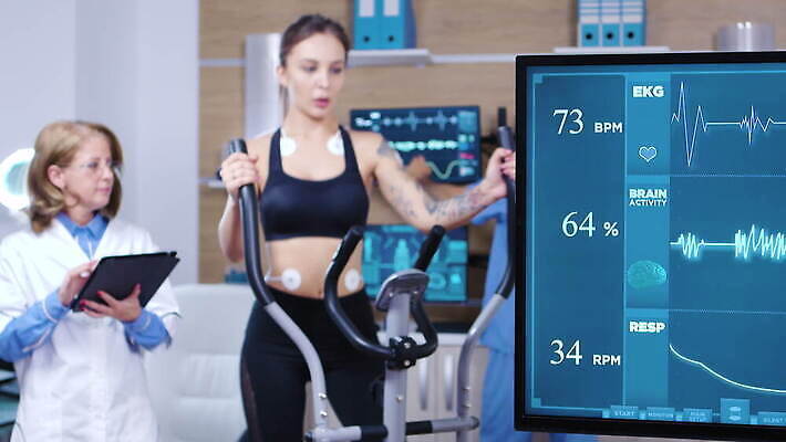 직업 과학 건강 병원 운동복 컴퓨터 달리기 운동 약 건강관리 스크린 모니터 장비 에너지 센터 실험실 연습 측정 시설 하이테크 달리기선수 4K MOV 해외동영상 클립영상 옷 의학 모션 기술 실험 관리 전자제품 육상선수 동영상 파일형식